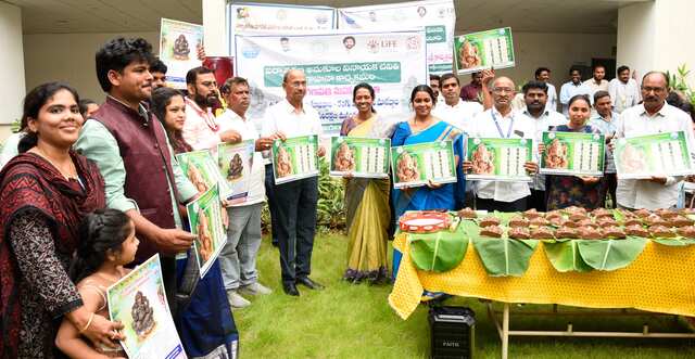 సచివాలయంలో మట్టి వినాయక విగ్రహాల పంపిణీ