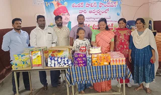 బాలికలకు నిత్యవసరాలు పంపిణీ