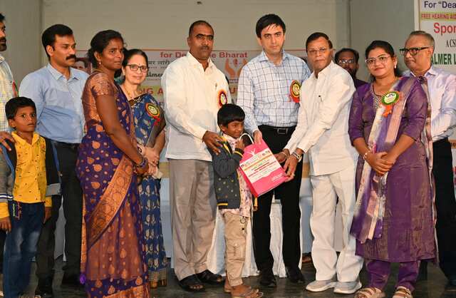 వికలాంగులకు వినికిడి యంత్రాలను పంపిణీ