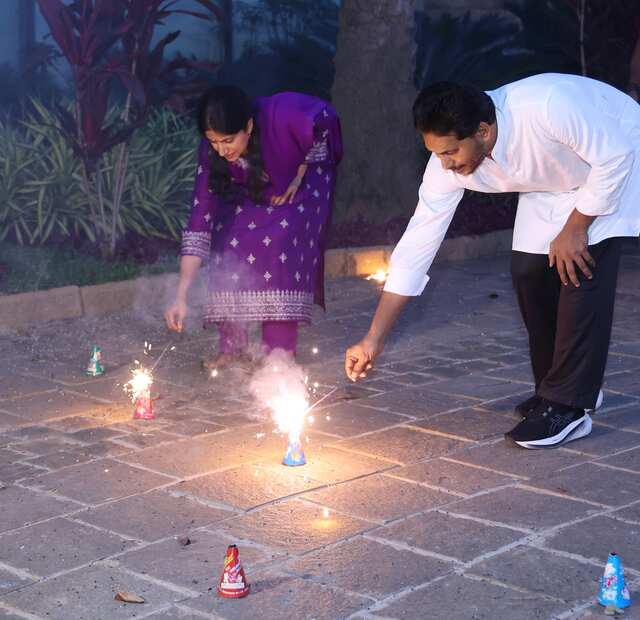 దీపావళి వేడుకల్లో జగన్ దంపతులు