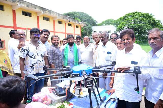 రైతులకు స్నేహితులు డ్రోన్లు!