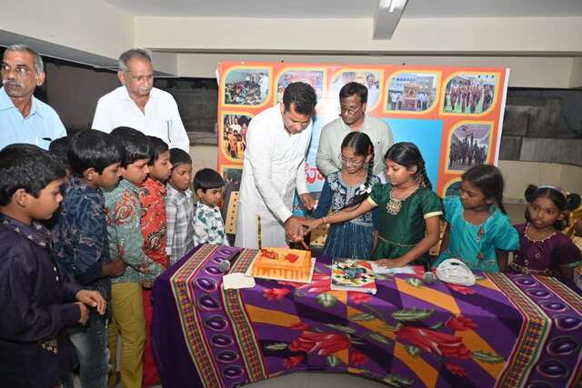 పిల్లల భవిష్యత్తే లక్ష్యంగా విద్యా సామగ్రి పంపిణీ