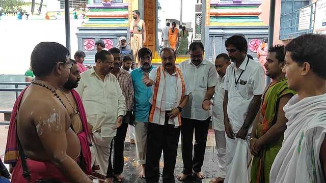మందపల్లి దేవస్థానంలో కమిషనర్ పర్యటన