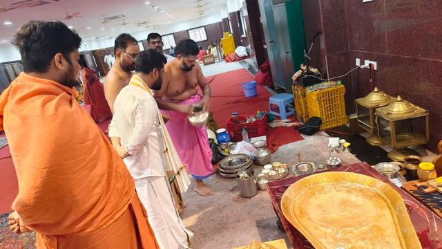 పూజా మండపాలను తనిఖీ చేసిన దుర్గగుడి ఈవో