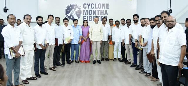 ఇదే అసలైన టీమ్ స్పిరిట్ – టీమ్ వర్క్
