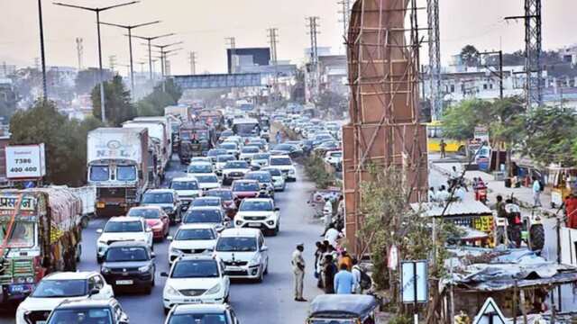 హైవేపై కొనసాగుతున్న పండుగ రద్దీ