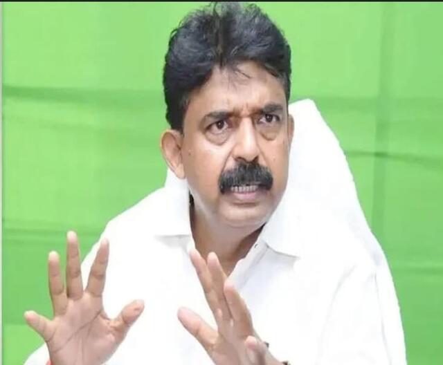రాజకీయాల్లో సినిమా డైలాగులు చెబుతున్న పవన్