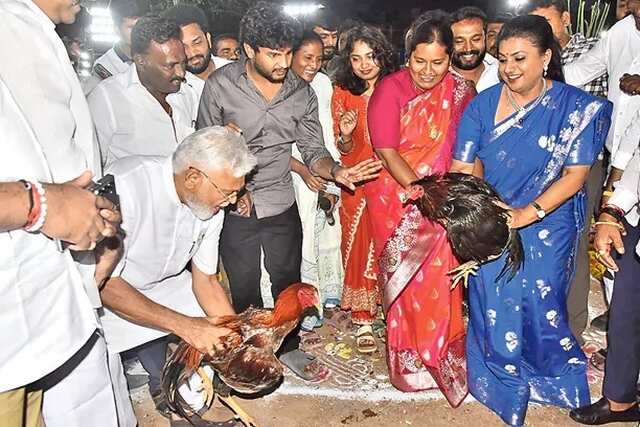 కోడి పుంజులతో మాజీ మంత్రులు.. సై అంటే సై!