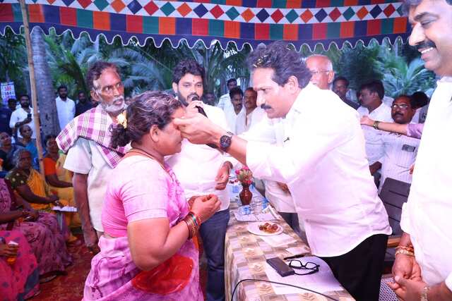 క్రోచెట్ లేస్ కళాకారులకు కళ్లజోళ్ల పంపిణీ
