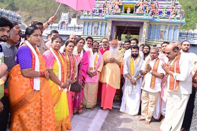 అమ్మవారి ఆలయంలో శ్రీ గణపతి సచ్చిదానంద స్వామీజీ ప్రత్యేక పూజలు