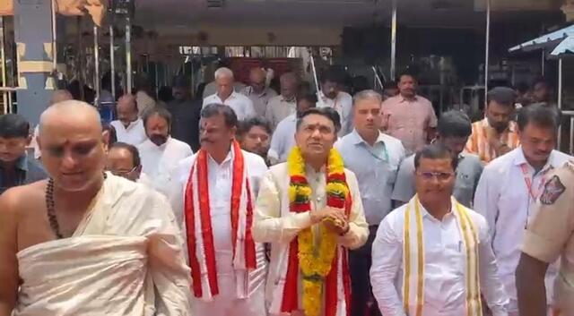 ఇంద్రకీలాద్రిపై గోవా సీఎం పూజలు