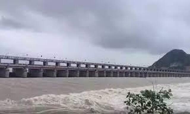 పొంగిపొర్లుతున్న గోదావరి, కృష్ణమ్మ
