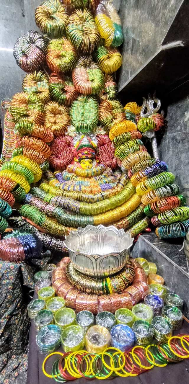 గాజుల విశేషాలంకారంలో అమ్మవారు