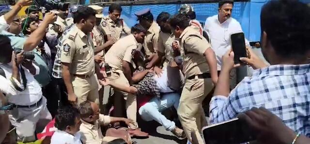 మంగళగిరిలో ప్ర‌భుత్వ ఉపాధ్యాయుల ధ‌ర్నా