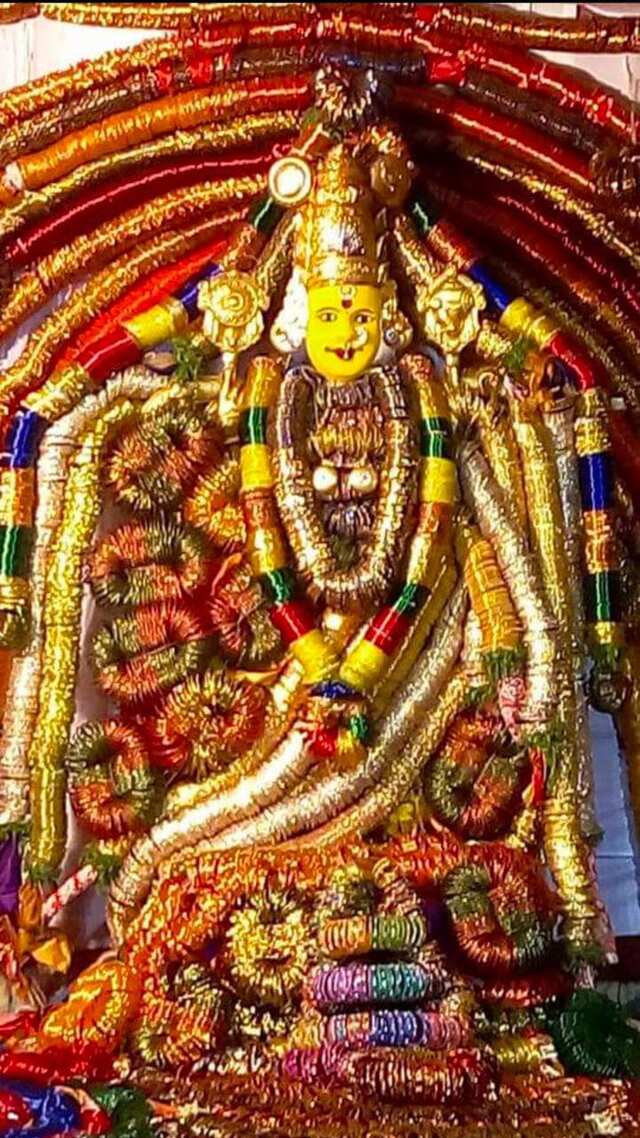 దుర్గ గుడిలో అత్యంత వైభవంగా గాజుల అలంకరణ