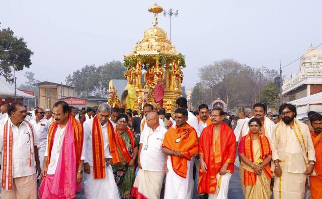 శ్రీశైలంలో వైభవంగా స్వర్ణరథోత్సవం