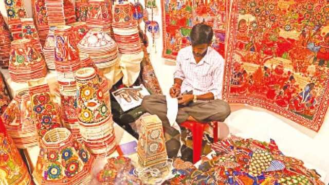 సరికొత్తగా హస్త కళలు