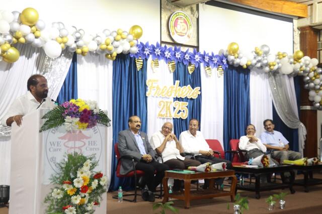 ప్ర‌భుత్వ వైద్య రంగంలోకి సేవ‌లందించేందుకు ముందుకు రావాలి