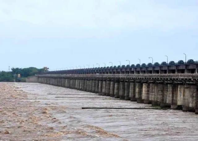 వరదపై అప్రమత్తంగా ఉండండి