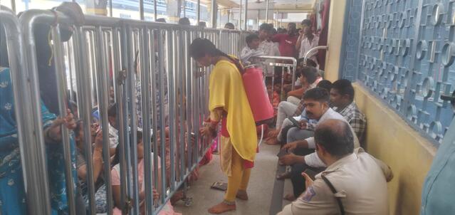 ఇంద్రకీలాద్రికి పోటెత్తిన భక్తులు