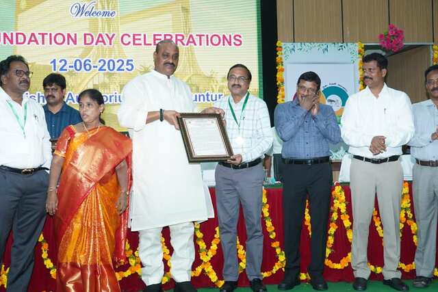 సరికొత్త వంగడాల సృష్టికి కేంద్ర బిందువు అవ్వాలి
