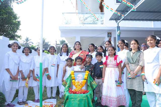 జాతీయ పతాకాన్ని ఆవిష్కరించిన మంత్రి