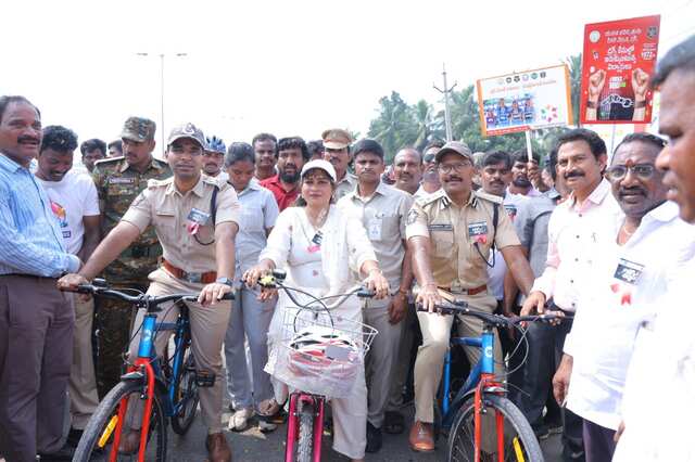మాదకద్రవ్యాలు వద్దంటూ 3 కిలోమీటర్లు సైకిల్ తొక్కిన హోం మంత్రి