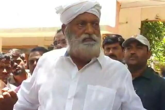 మాజీ ఎమ్మెల్యేపై చెప్పుతో అంటూ.. జేసీ ఫైర్