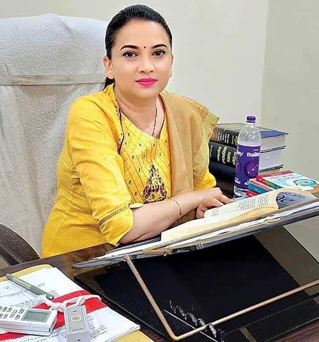 వేధింపులకు తలవంచక.. ఐఏఎస్‌గా ఎదిగి!