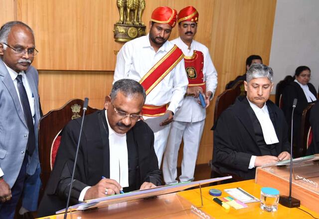 హైకోర్టు న్యాయమూర్తిగా జస్టిస్ రమేశ్ ప్రమాణ స్వీకారం