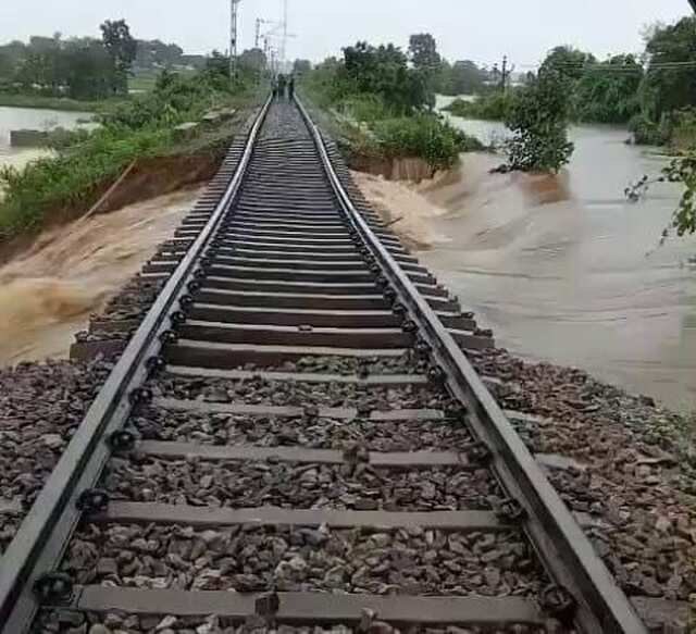 కొట్టుకుపోయిన రైల్వే ట్రాక్!