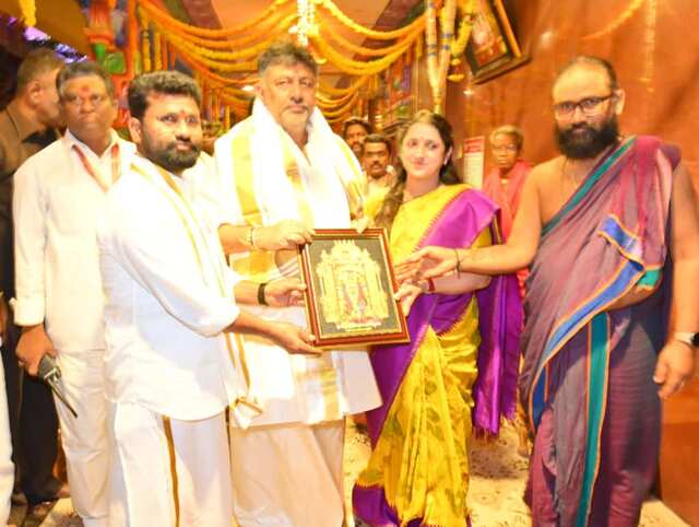 దుర్గమ్మ సేవలో కర్ణాటక ఉప ముఖ్యమంత్రి డీకే