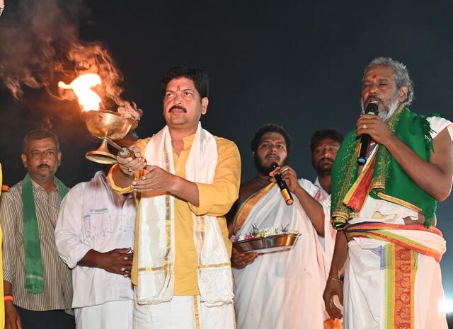 సముద్రతీరంలో కార్తీక స్నానాలు