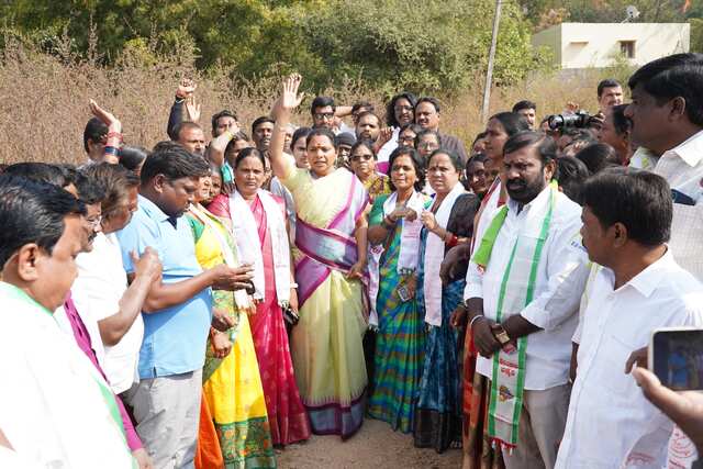 ఉద్యమకారులతో కలిసి కవిత భూ పోరాటం
