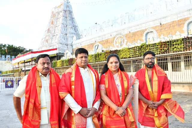 తిరుమల శ్రీవారి సేవలో కల్వకుంట్ల కవిత దంపతులు