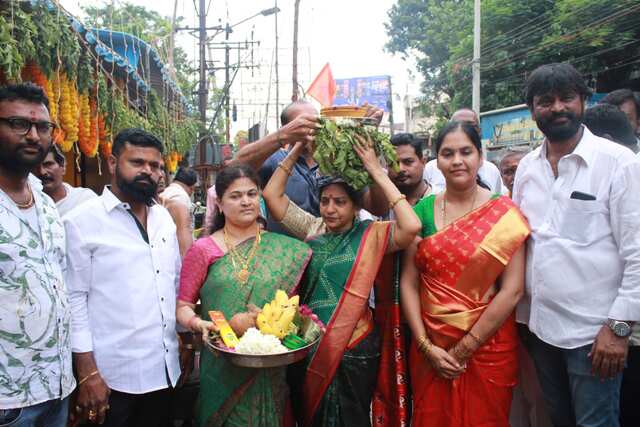 శ్రీశ్రీశ్రీ ముత్యాలమ్మ తల్లికి ఎంపీ సతీమణి బోనం