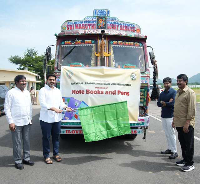 ప్రభుత్వ పాఠశాలలకు లక్ష నోట్ పుస్తకాలు, పెన్నులు విరాళం