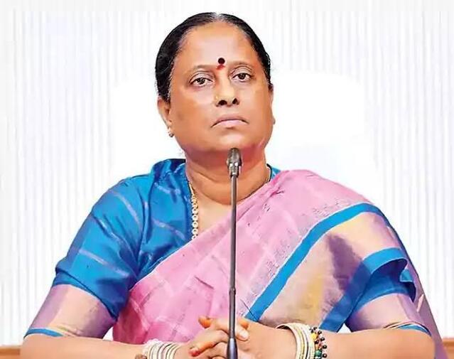 కుమార్తె దెబ్బకు కదిలిన కొండా.. తప్పని రాజీనామా!