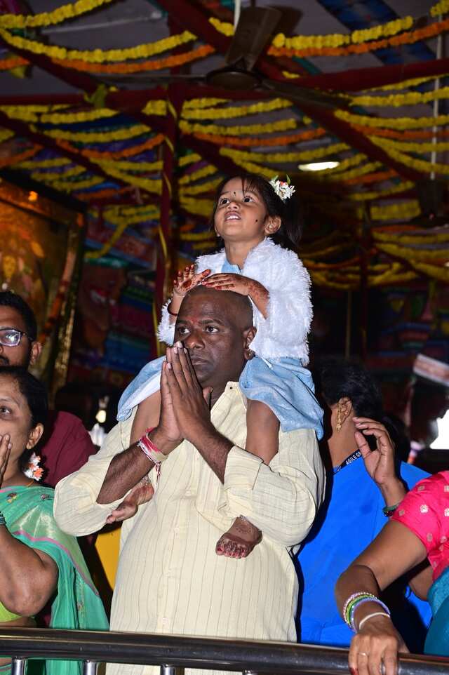 దుర్గ గుడికి పెద్ద ఎత్తున తరలివచ్చిన భక్తులు