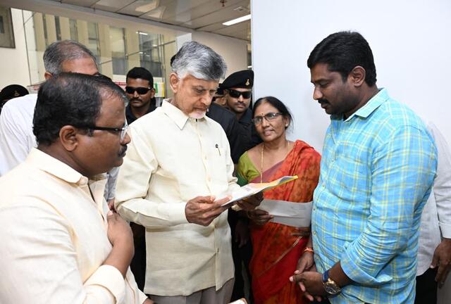 ప్రజా సేవలో నిబద్ధతతో వ్యవహరించాలి