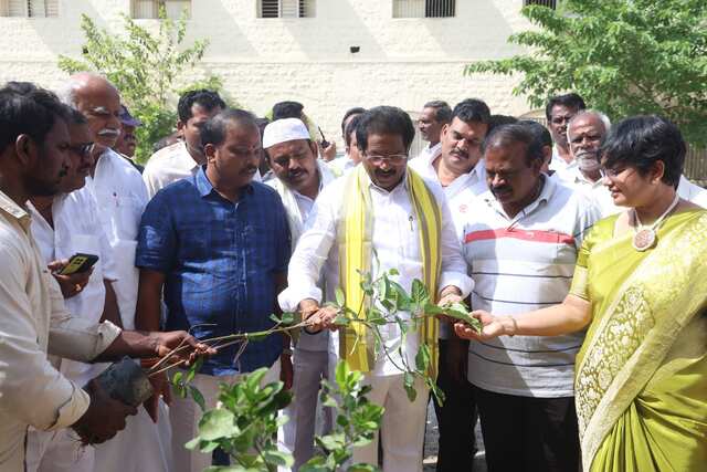 మొక్కలు నాటుదాం.. పర్యావరణాన్ని కాపాడుదాం