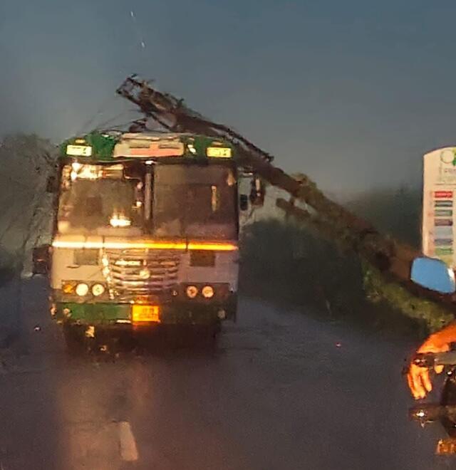 తృటిలో తప్పిన పిడుగు ప్రమాదం