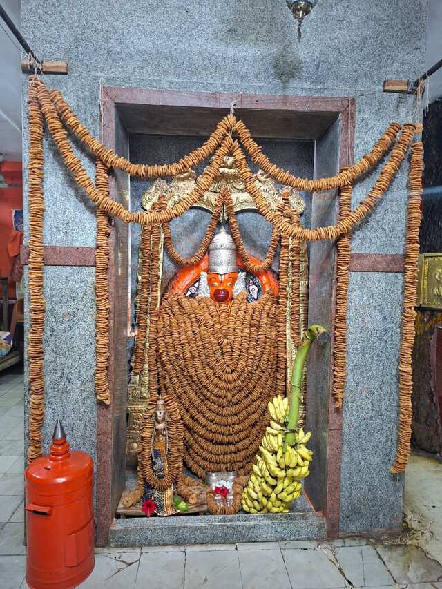 మూడు వేల గారెలతో మారుతికి దివ్య అలంకరణ