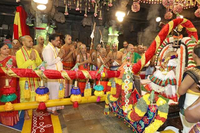 మోహినీ అలంకారంలో జగన్మోహనాకారుడు
