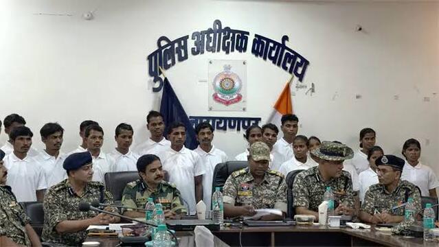 భారీ సంఖ్యలో లొంగిపోయిన మావోయిస్టులు..