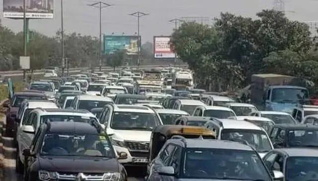 లాంగ్ వీకెండ్ ఎఫెక్ట్.. హైవేపై ట్రాఫిక్ జామ్!