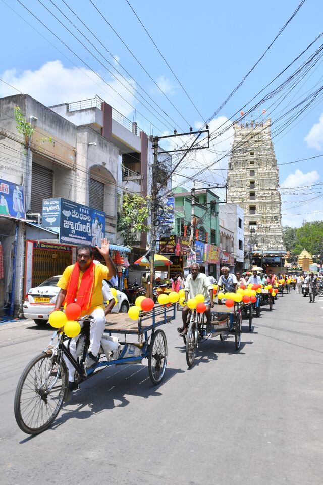 పెద్ద కూలీని నేనే.. రిక్షా తొక్కిన మంత్రి