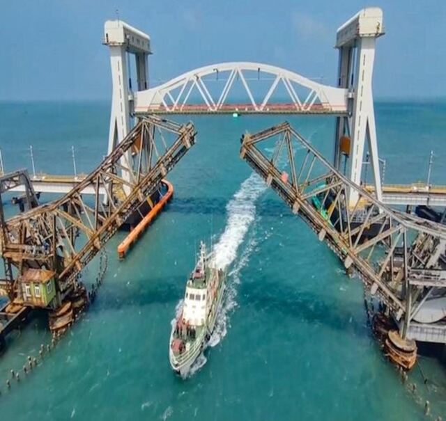 చరిత్ర సృష్టించిన ఏపీ నౌక.. పంబన్ బ్రిడ్జ్ దాటి!