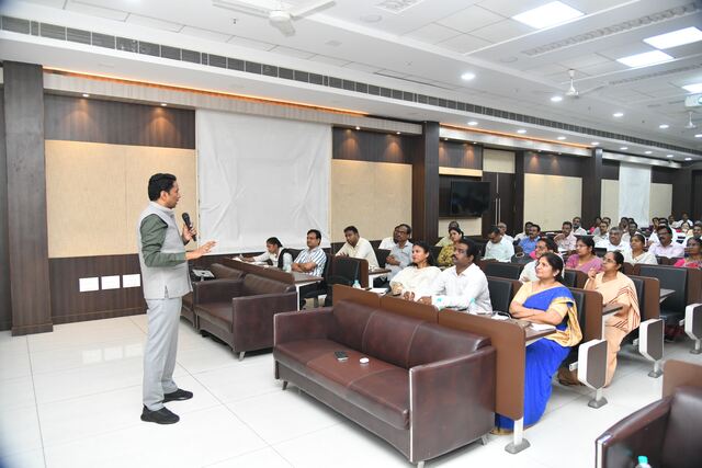 నీట్‌-2025 ప‌రీక్ష నిర్వ‌హ‌ణ‌కు ప‌క‌డ్బందీ ఏర్పాట్లు