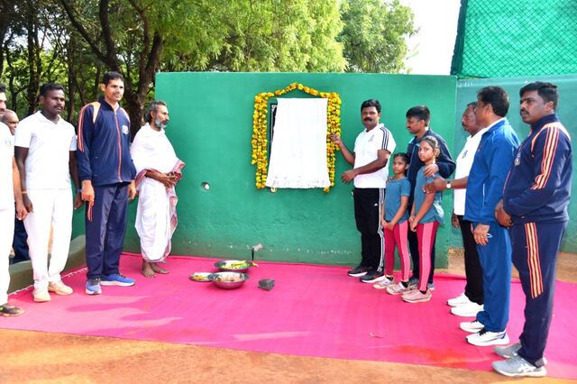 టెన్నిస్ కోర్ట్‌ను ప్రారంభించిన ప్రకాశం జిల్లా ఎస్పీ దామోదర్ 
